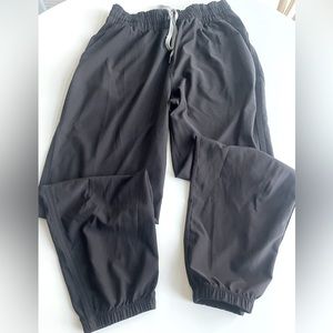 Vuori black women’s running jogger, medium